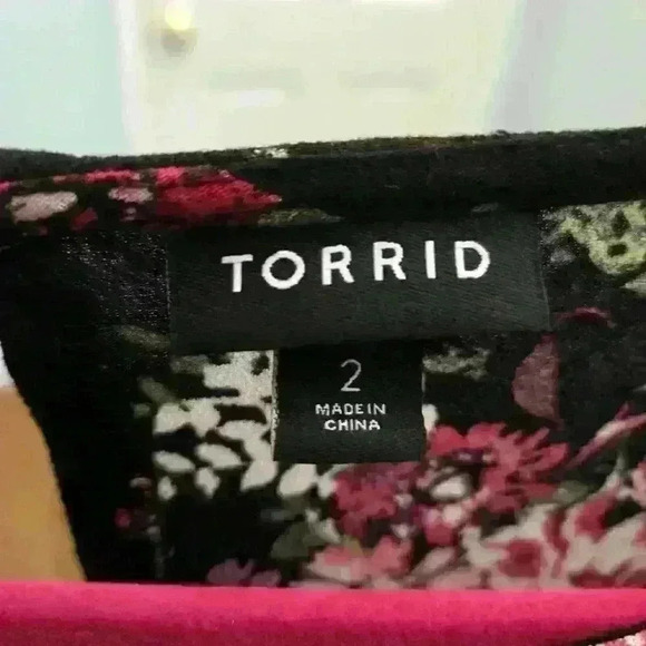 torrid black floral tops size 2 - Picture 3 of 3